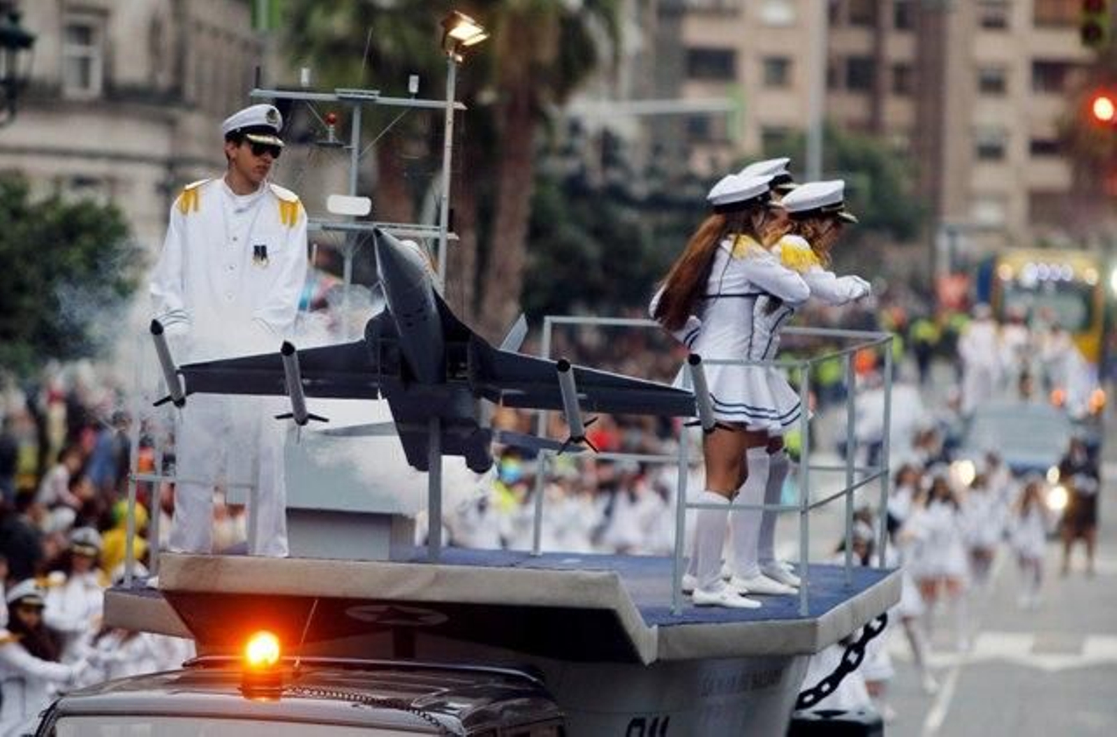 Las carrozas estaban engalanadas para todos los gustos en un desfile que duró cerca de tres horas.// jv landín
