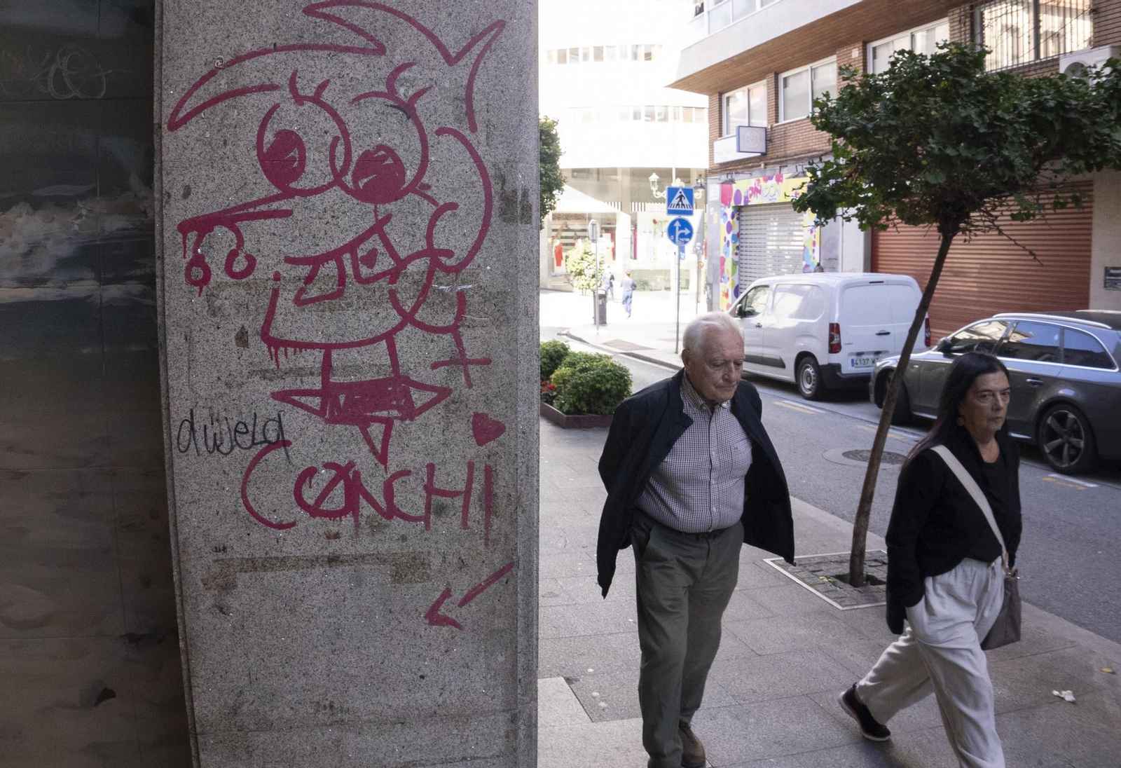 Galería | Vigo, lleno de pintadas que 'ensucian' el centro