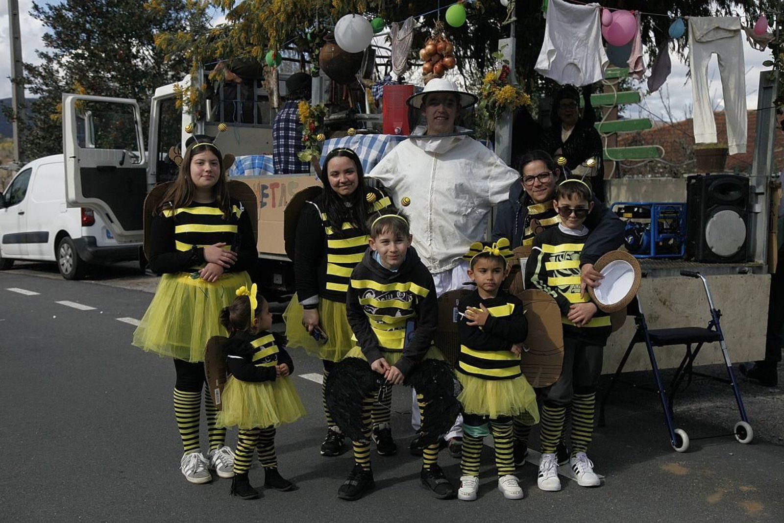 Un apicultor con sus abejas.