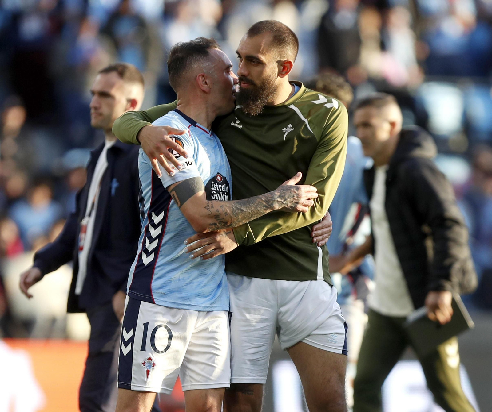 Iago Aspas se abraza con Borja Iglesias tras el encuentro.