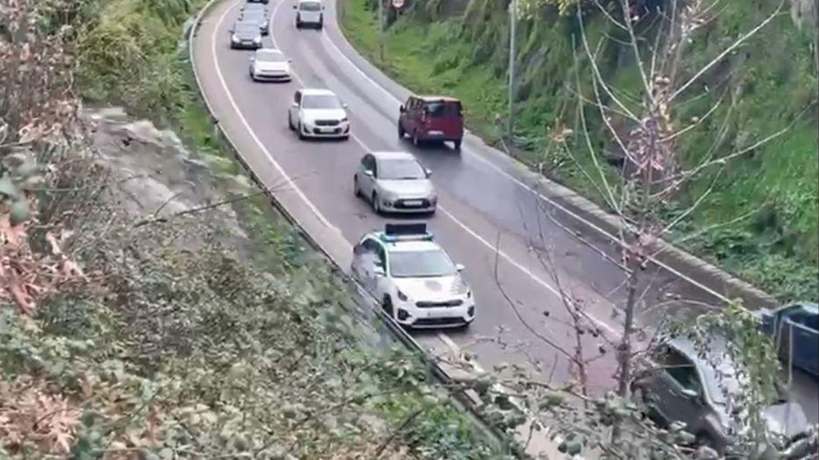 Minutos después de detectarse y provocar problemas en la vía, se intentaba controlar la salida del agua a presión.