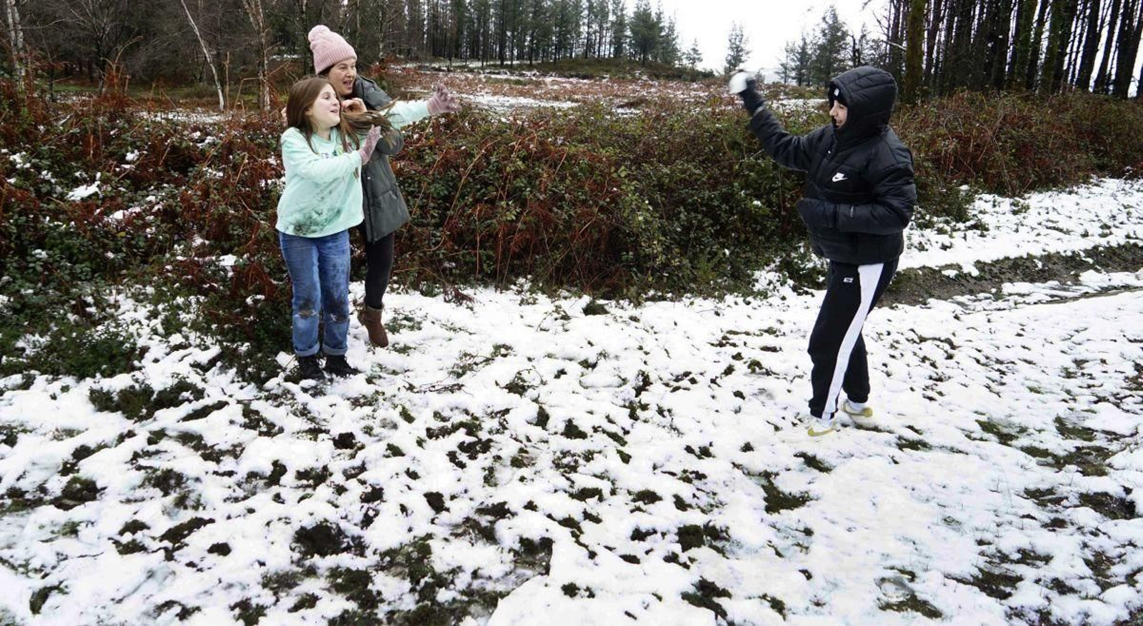 La nieve en  Fontefría permitió juegos a los más pequeños.