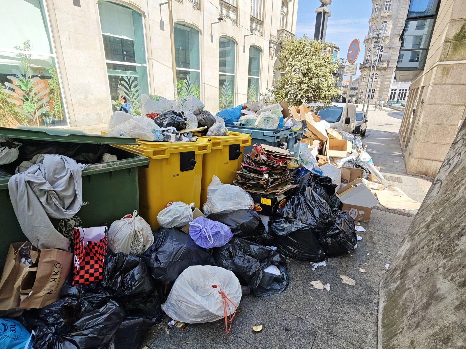 Galería | Vigo, bajo la presión de la basura tras tres días de huelga