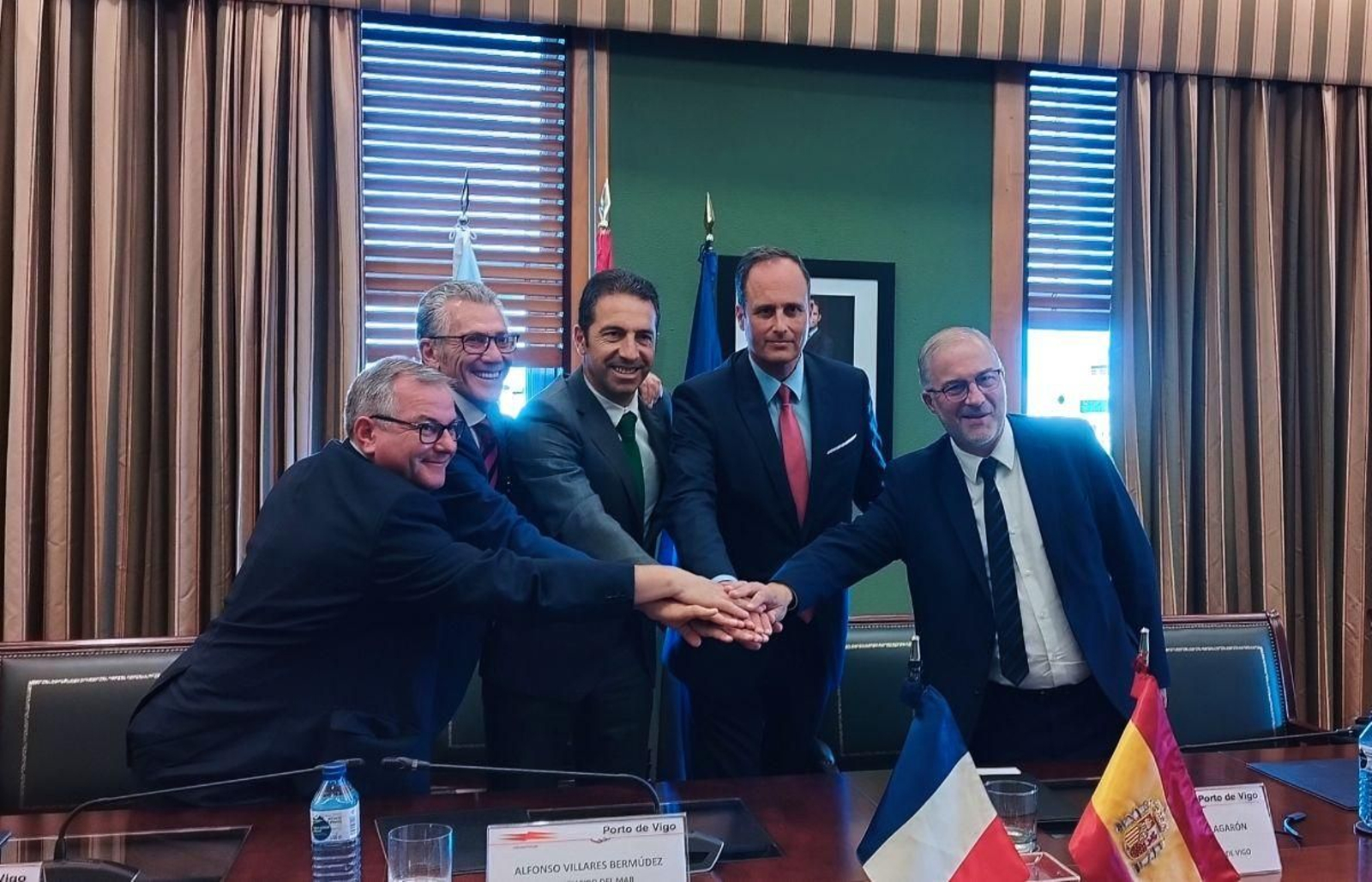 Representantes de los pueros de Vigo y Lorient, tras firmar el acuerdo.