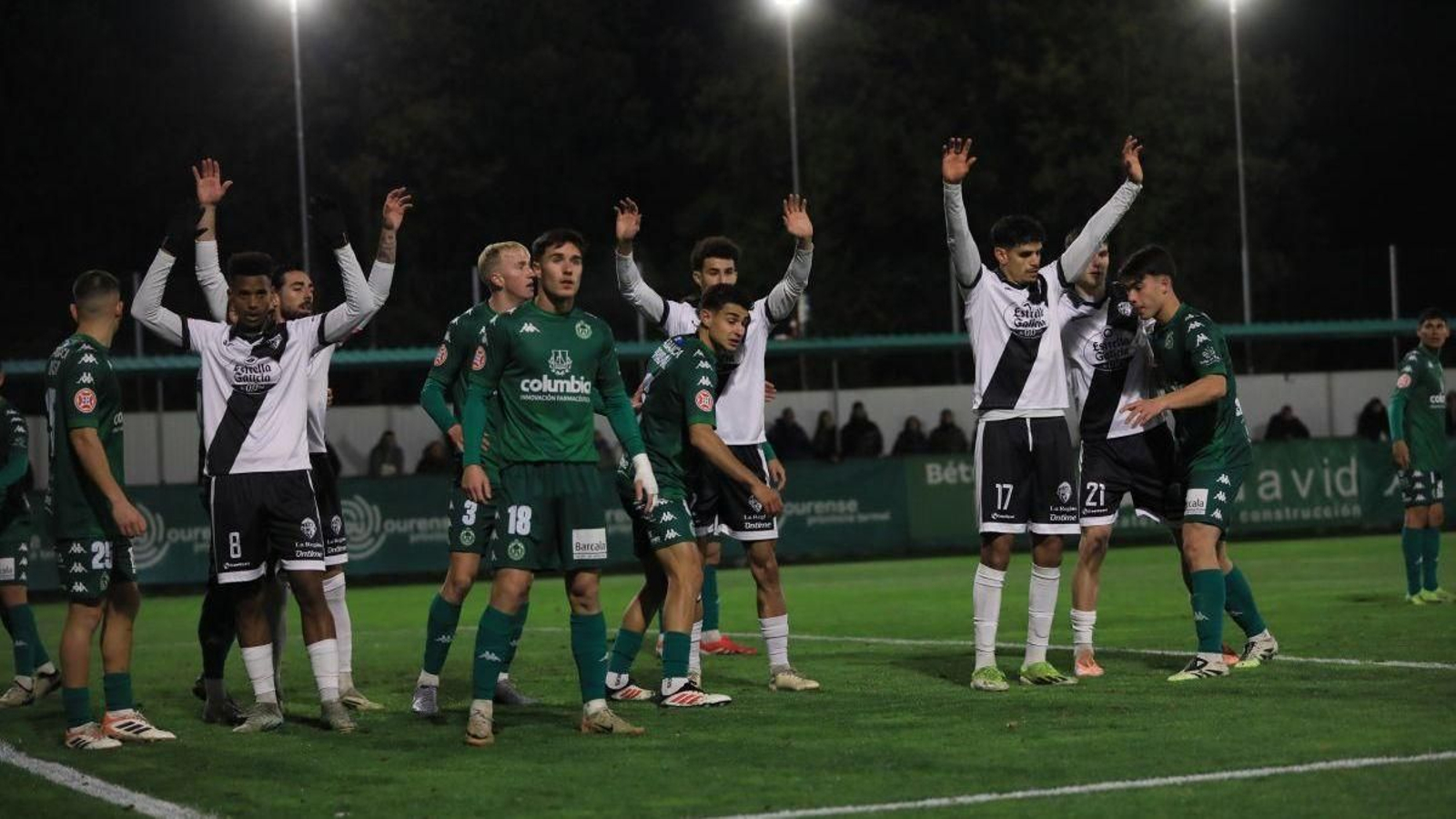 Los jugadores del Arenteiro y el Ourense CF, durante el último derbi.