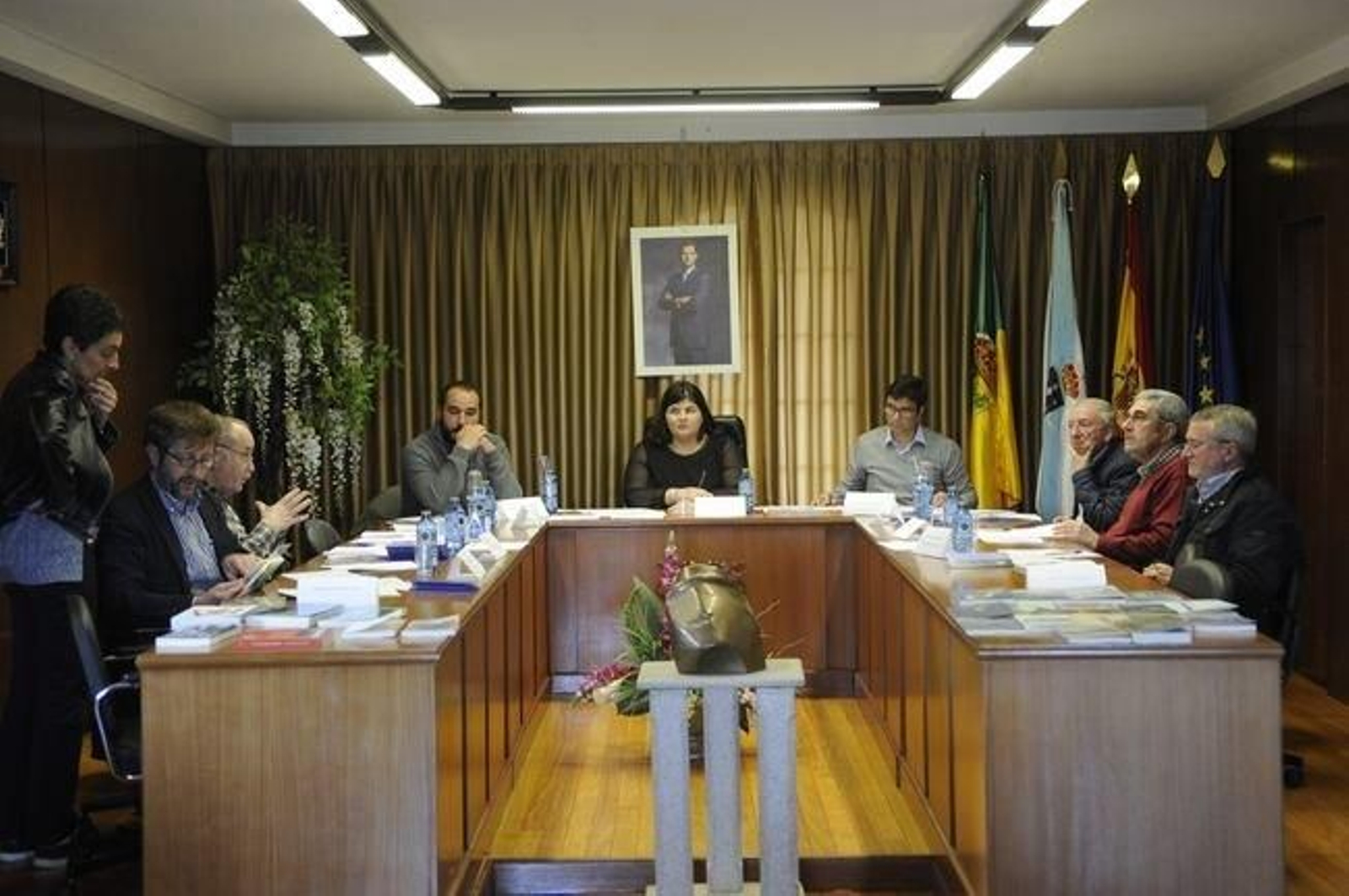 O xurado do Premio Antón Losada Diéguez, onte no salón de plenos do Concello de Boborás.