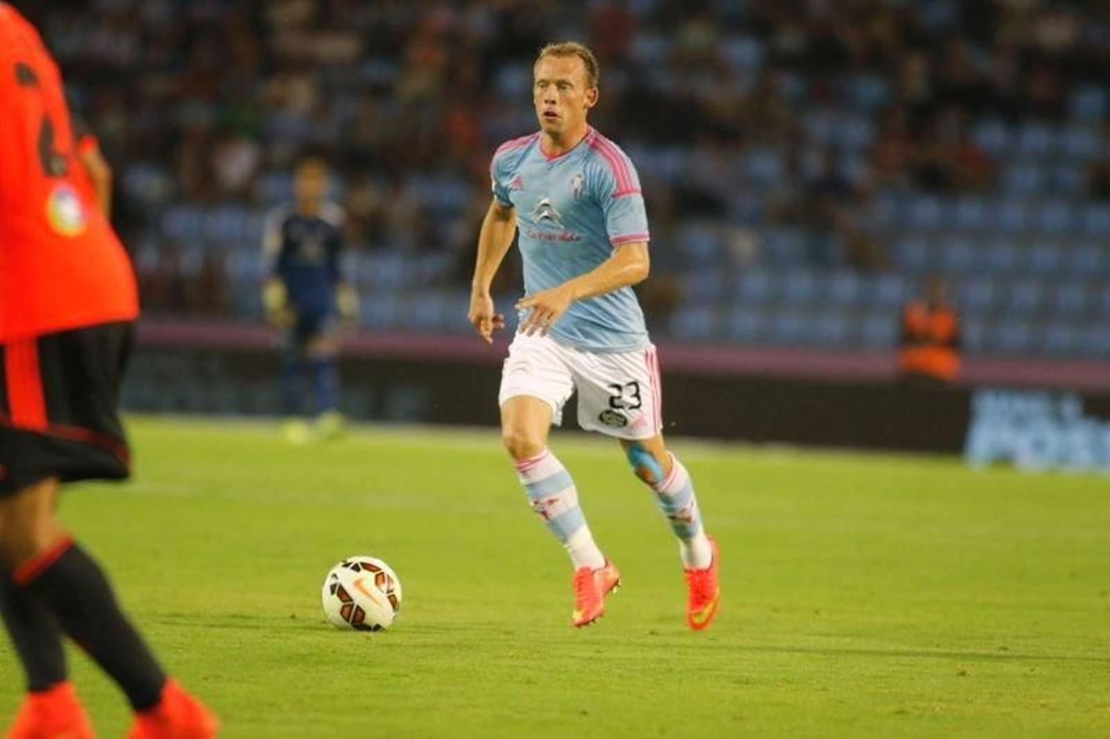 Krohn-Dehli conduce el balón durante el partido del sábado.