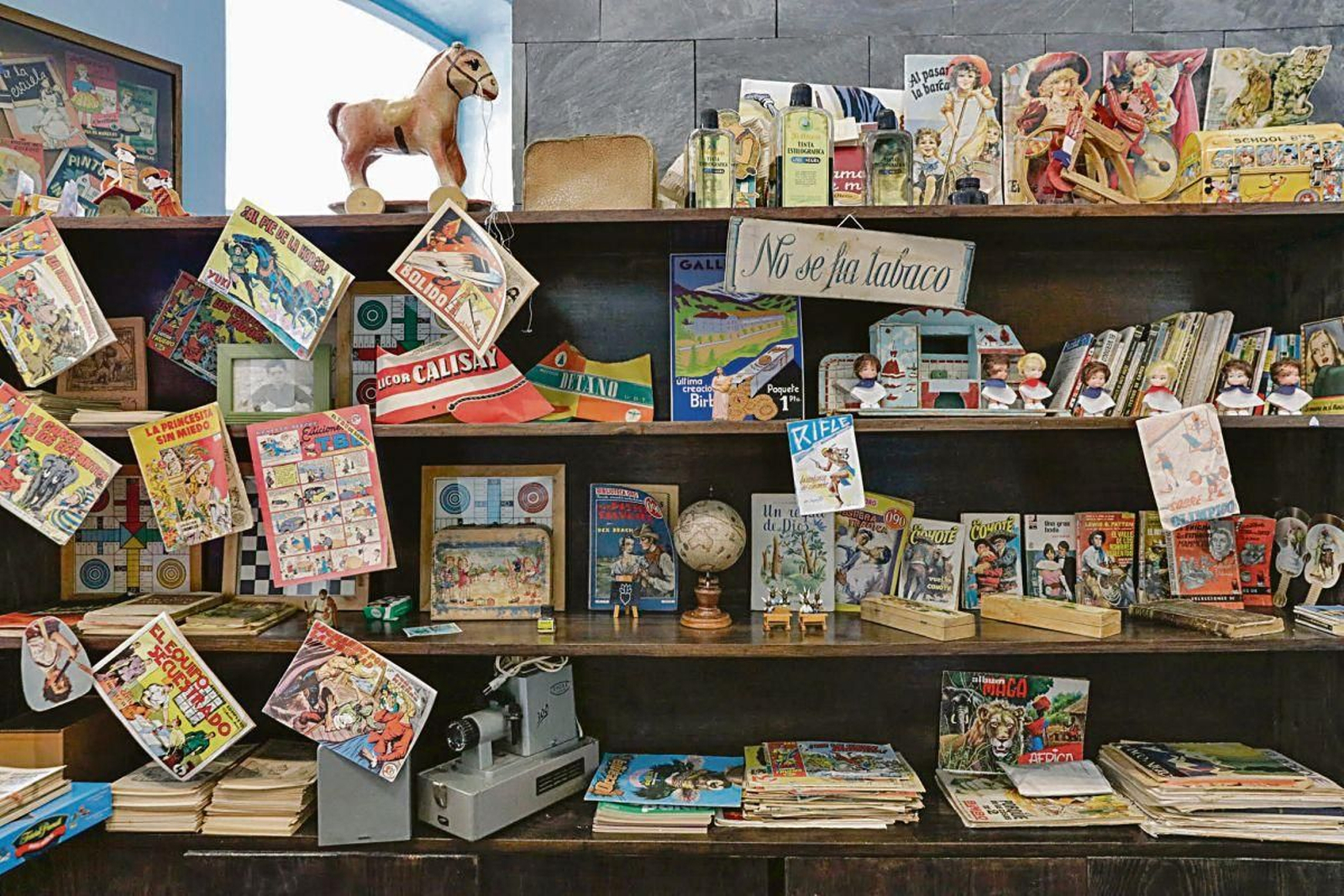 Tebeos, cuentos y demás que conforman la colección en el museo de Trives.