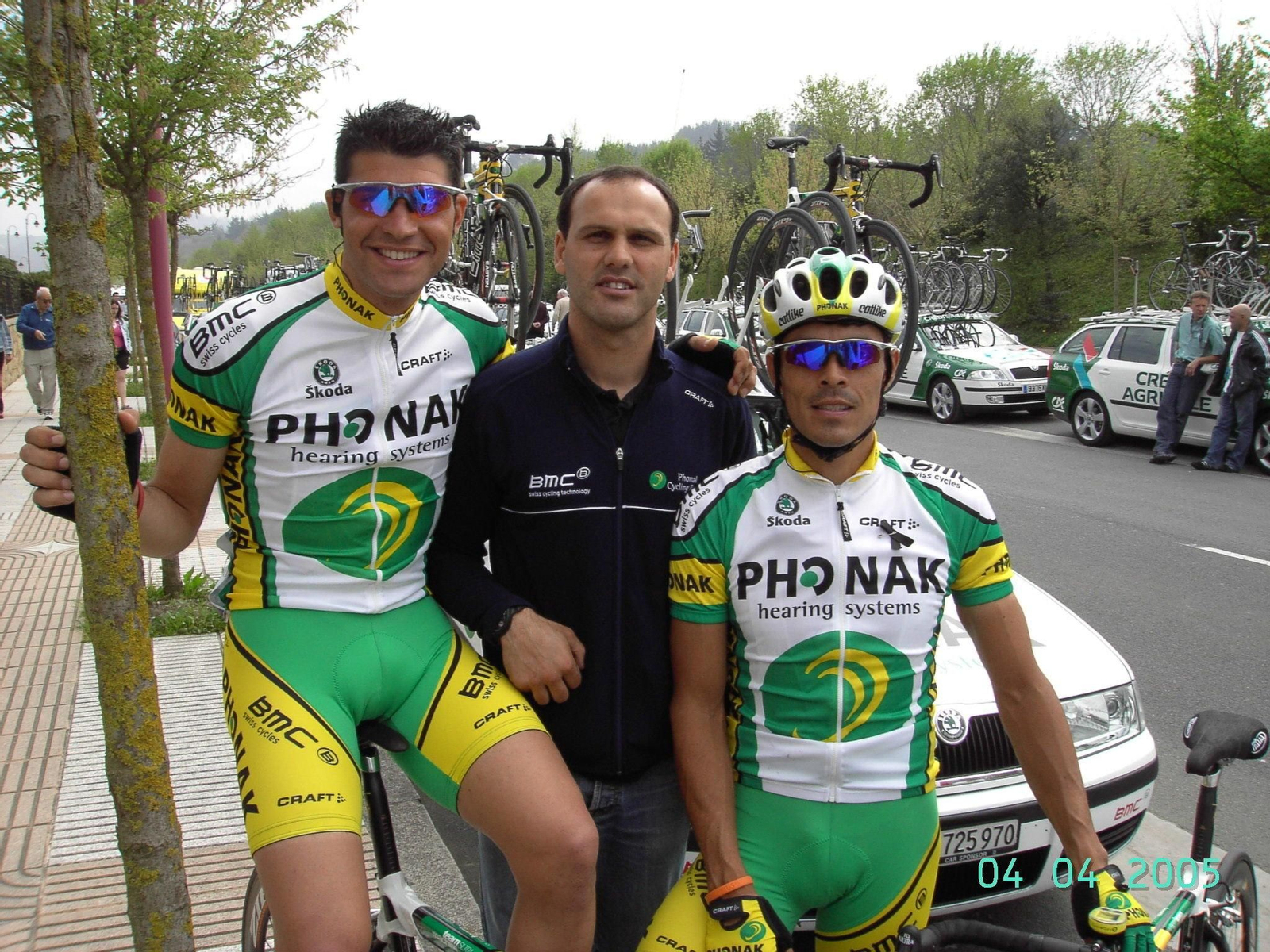 Modesto Pérez, na súa etapa como mecánico no Phonak (2005) con Óscar Pereiro e Víctor Hugo Peña.