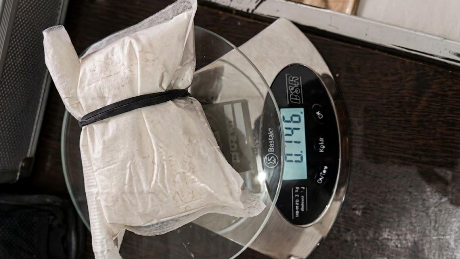 Uno de los paquetes de cocaína incautados