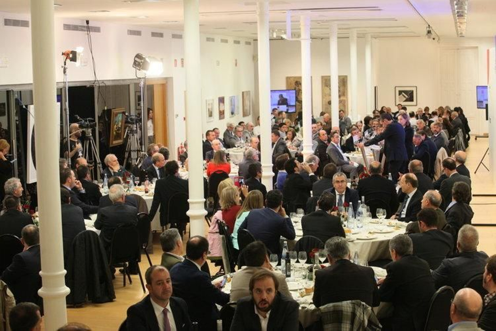 La ministra de Fomento responde a las cuestiones planteadas por los asistentes al almuerzo-coloquio.