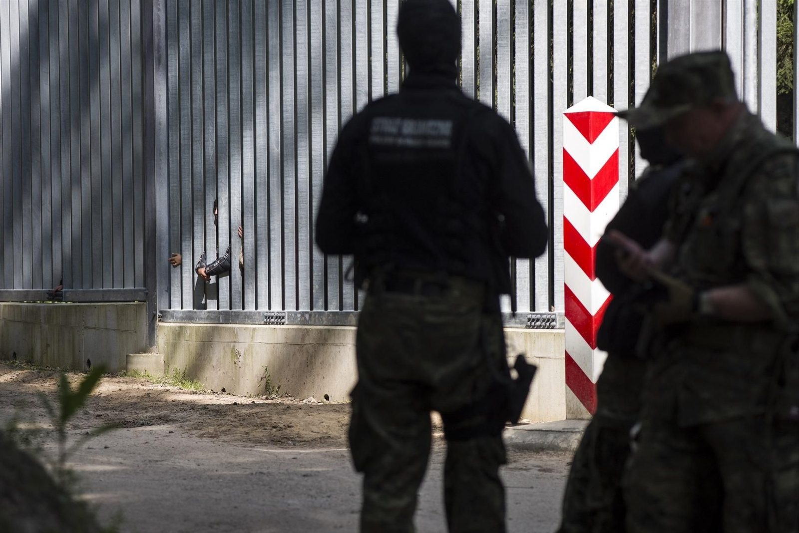 Guardias fronterizos vigilando a los migrantes