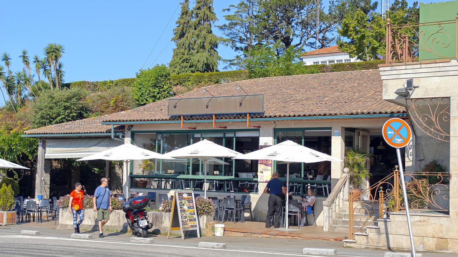 La cafetería O Castro, pegada a la muralla exterior del recinto.