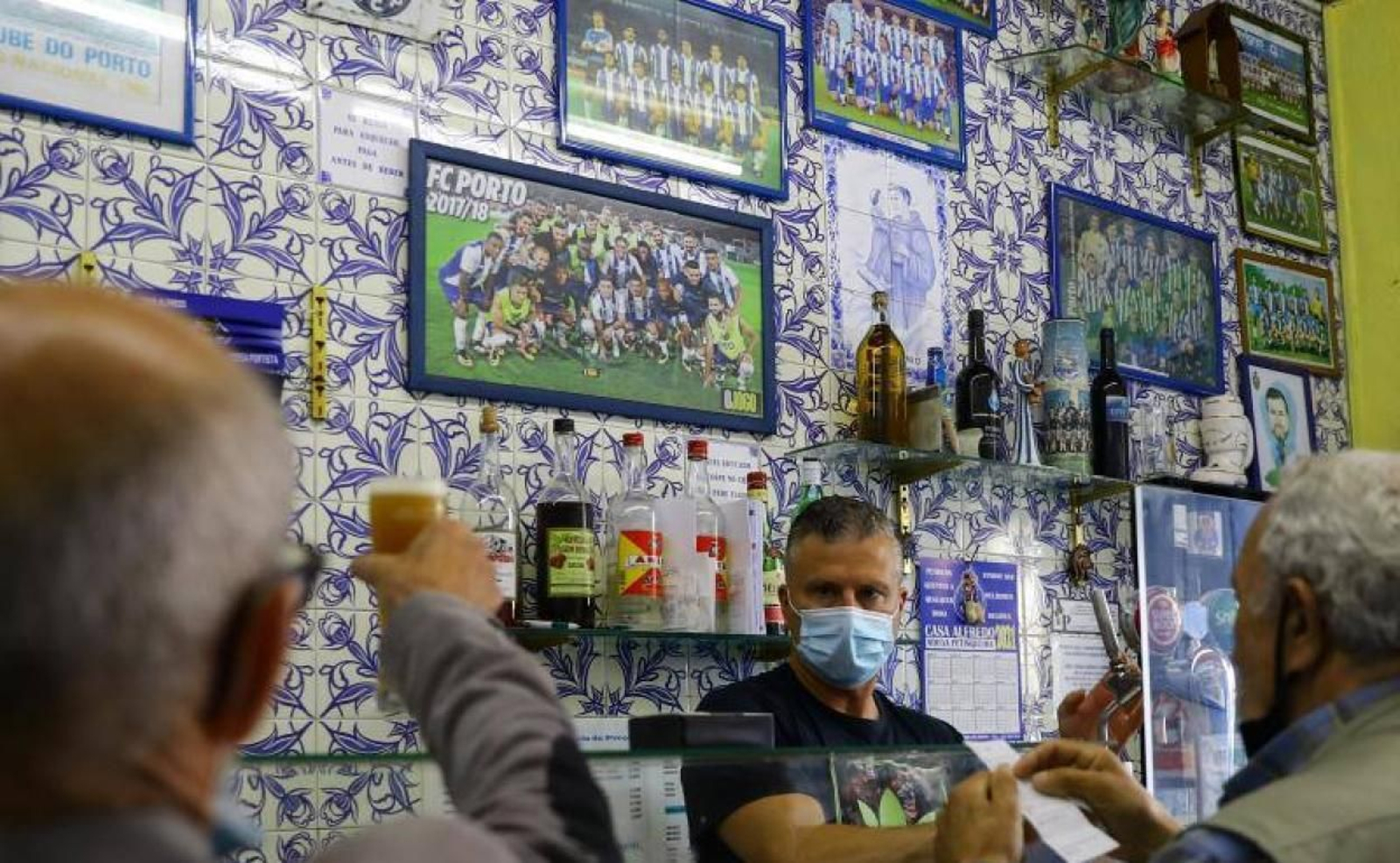 Clientes en un bar portugués en una imagen de archivo. (EFE)