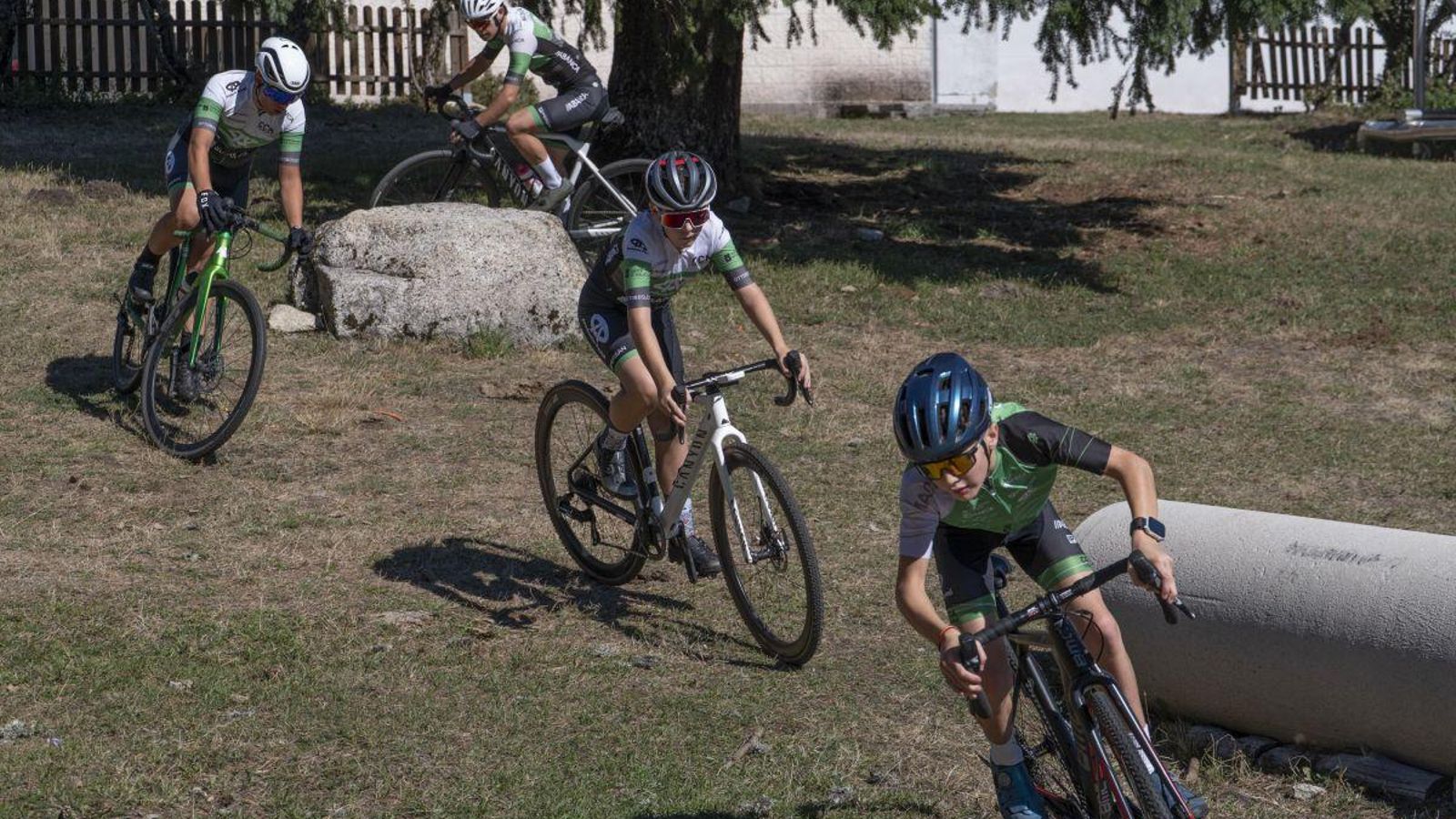 Los bikers del CC Maceda realizan un ejercicio.