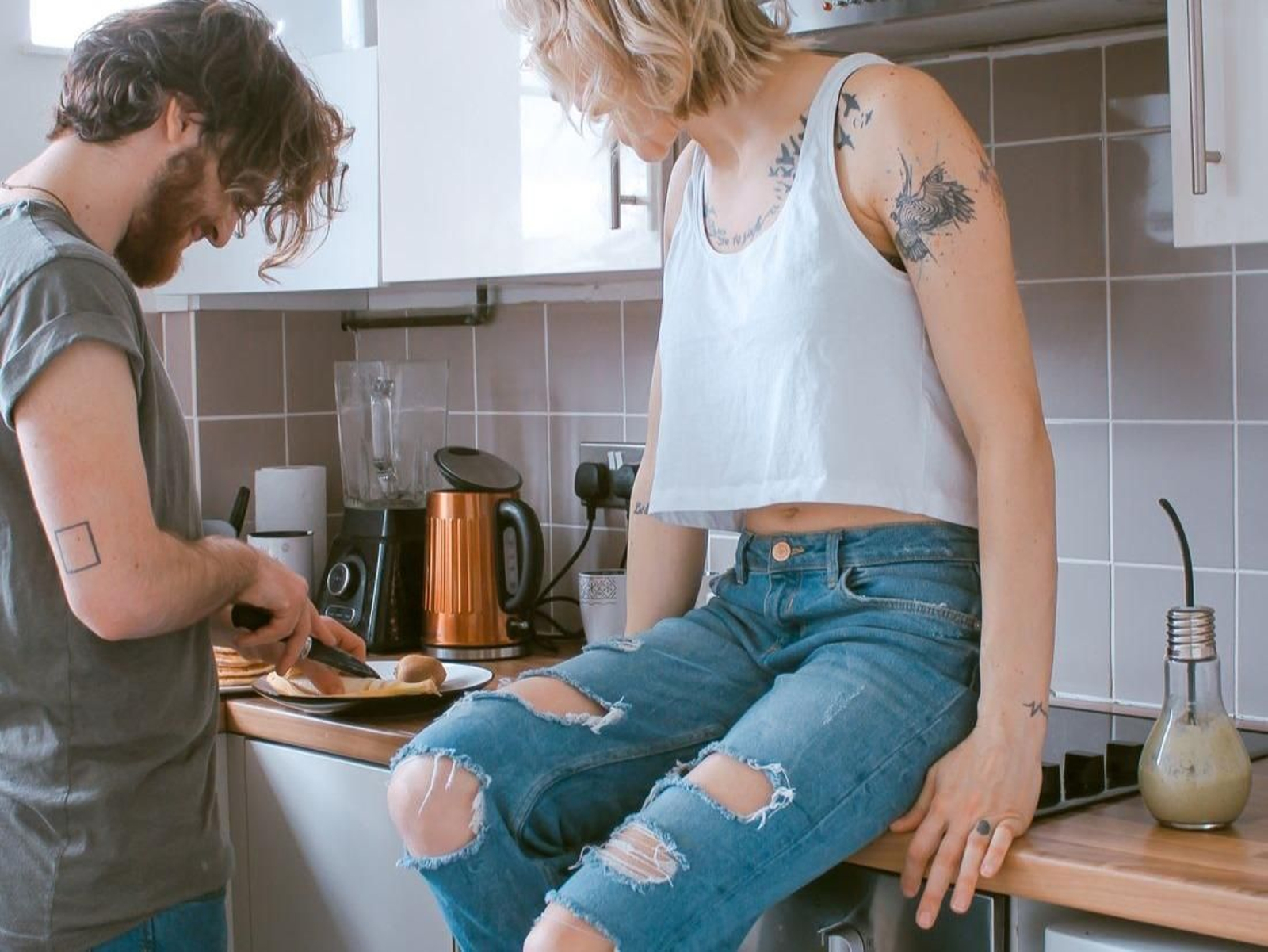 Una pareja cocina en su casa. (Foto: Unsplash)