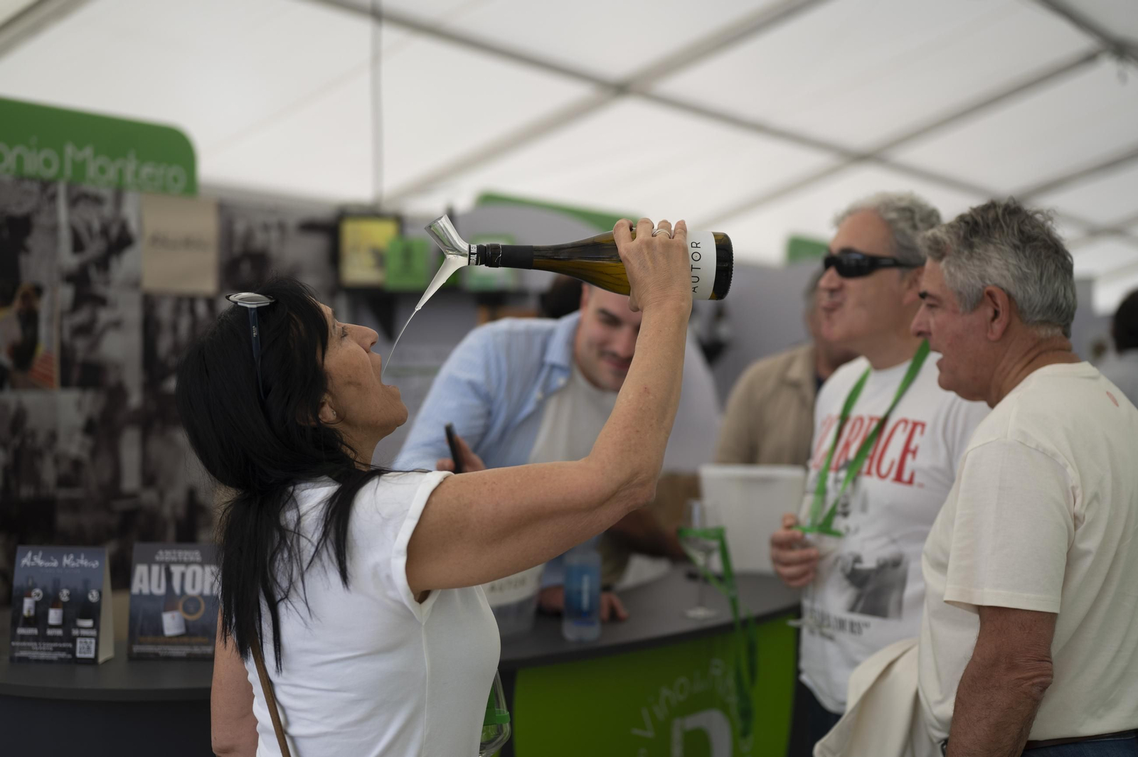 Ambiente festivo, brindis y degustaciones en el recinto de la Alameda de Ribadavia durante la celebración de la 63ª Feira do Viño do Ribeiro