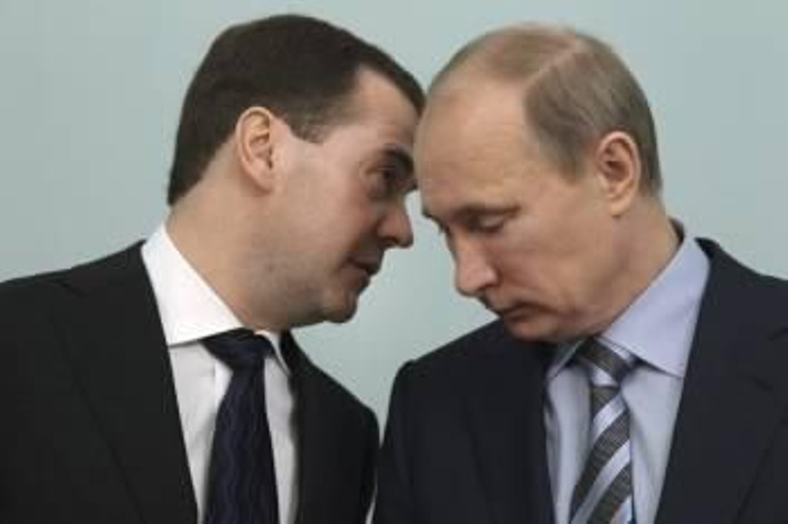 Medvedev y Putin, conversando en el Kremlin