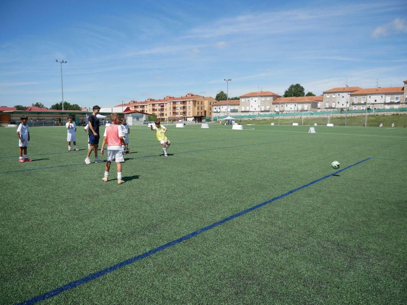 El campo de fútbol del complejo deportivo de A Uceira se ampliará ante la creciente demanda.