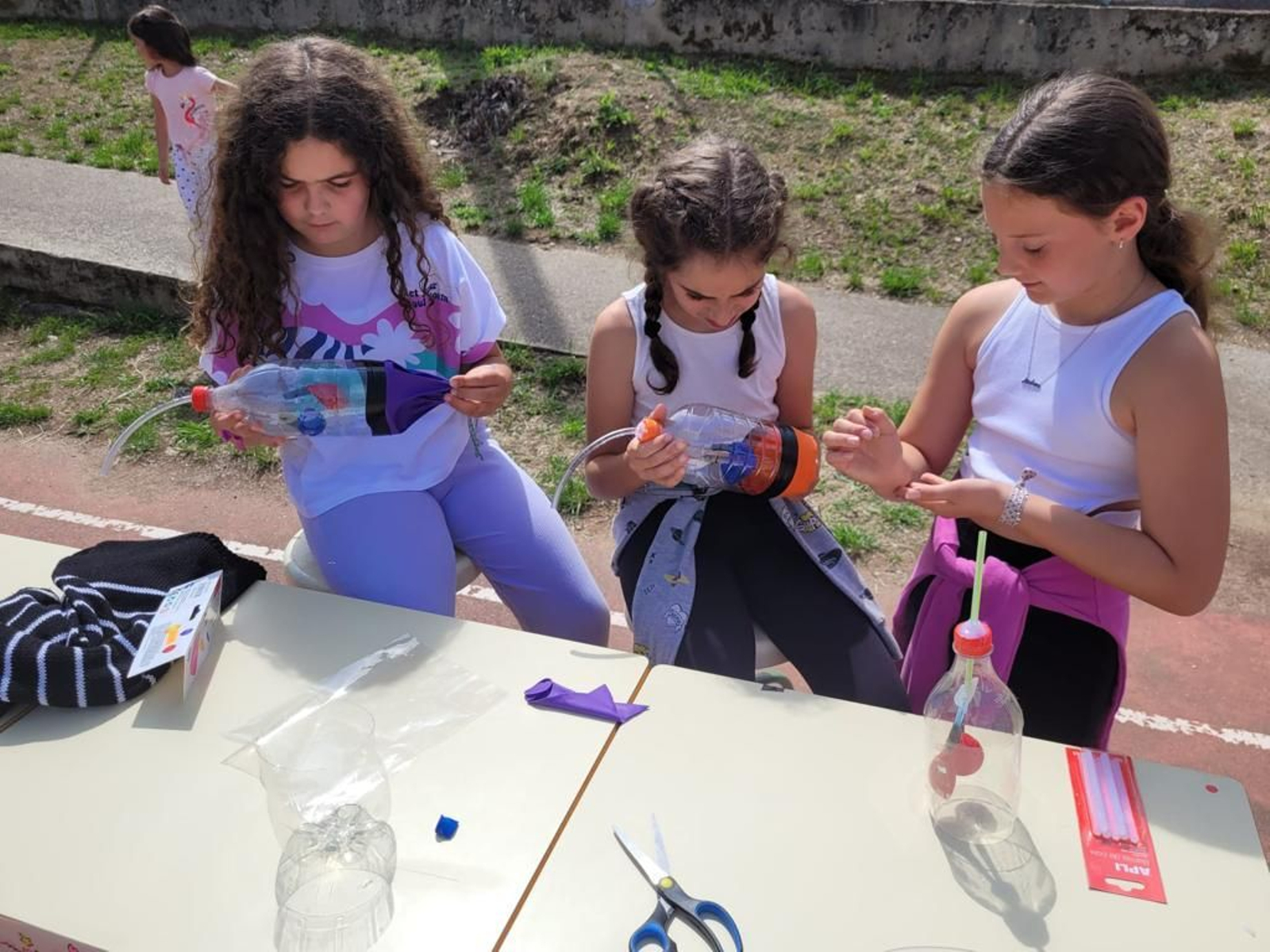 Tres alumnas del Instituto Carlos Casares de Viana do Bolo preparan un experimento científico