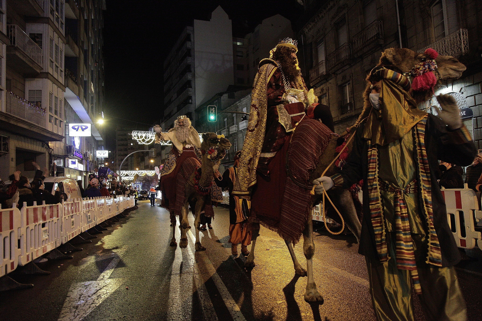 OURENSE. Sus Majestades, en dromedario, por la ciudad. // Miguel Ángel