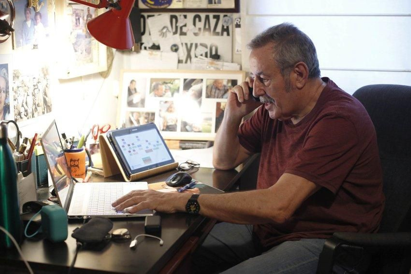 11º día de confinamiento en Ourense por el coronavirus. En la foto el médico jubilado José Quiroga atendiendo llamadas de posibles infectados desde su casa. Foto: Xesús Fariñas
