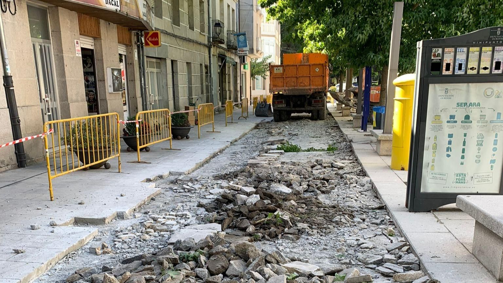 La calle y plaza de San Roque, arteria comercial de esta localidad, en obras.
