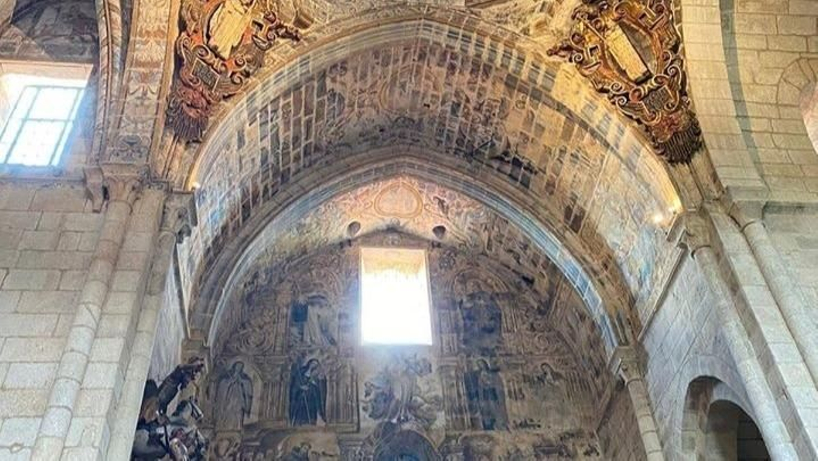 Las figuras del retablo que han recuperado la policromía.