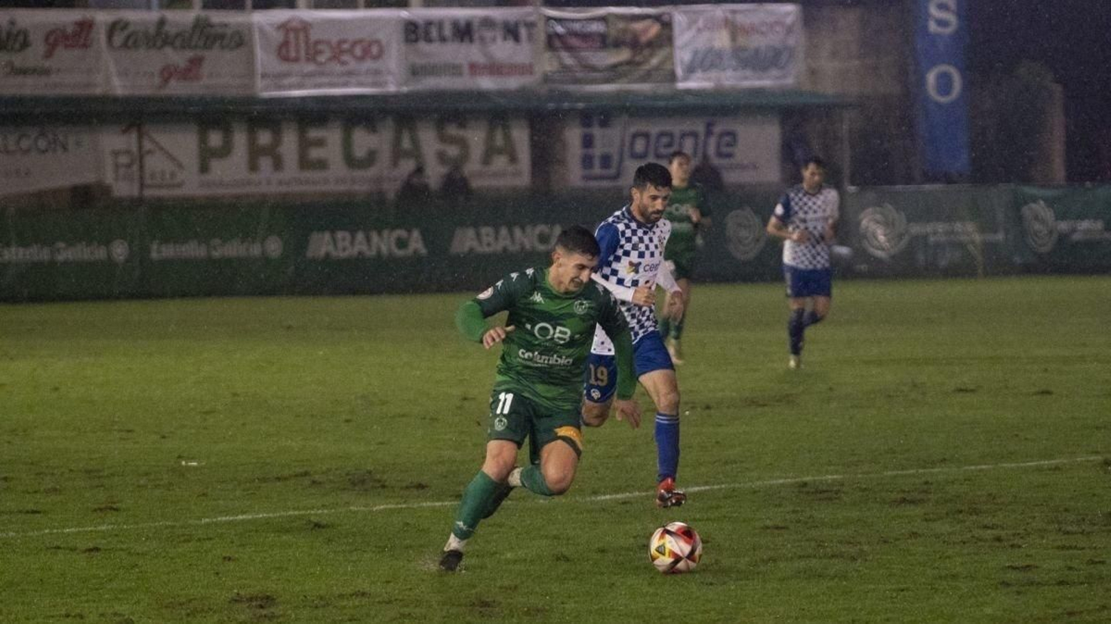 Pibe, mediapunta del Arenteiro, ante el Sabadell (foto: Martiño Pinal)