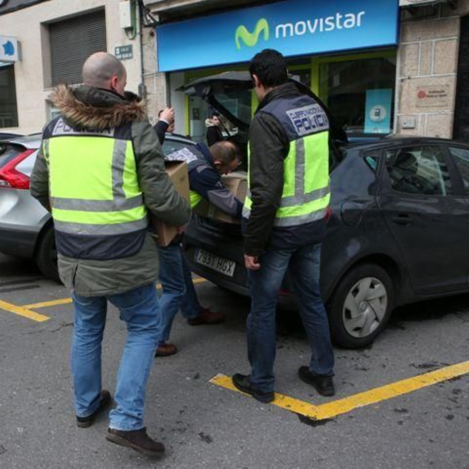 Los policías, guardan la documentación recabada en Ponteareas.
