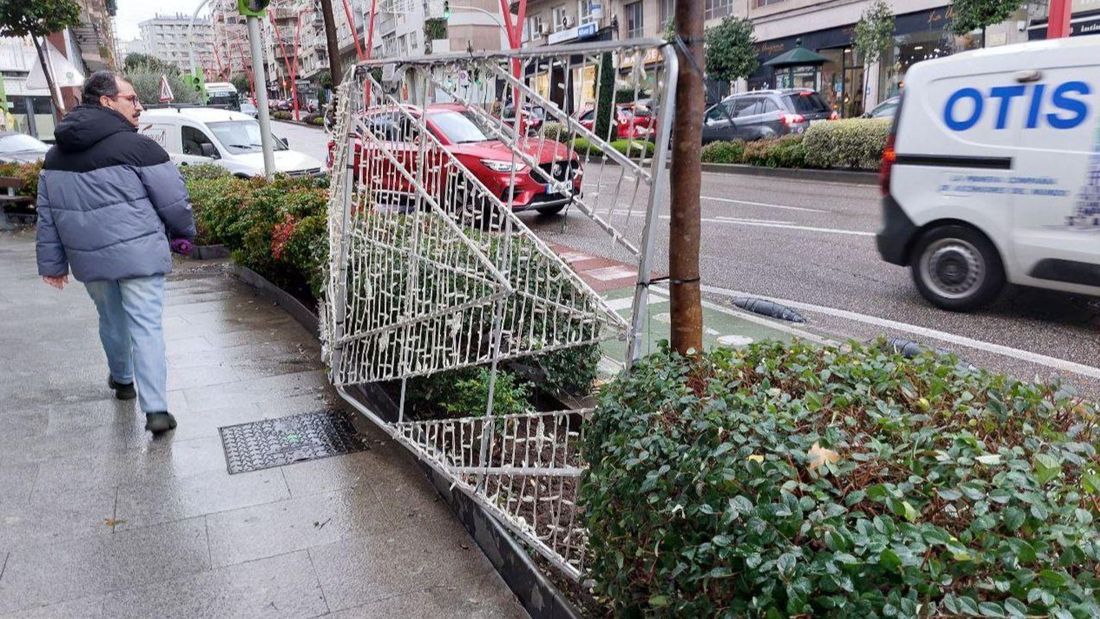 Luces navideñas por el suelo en Avenida das Camelias.