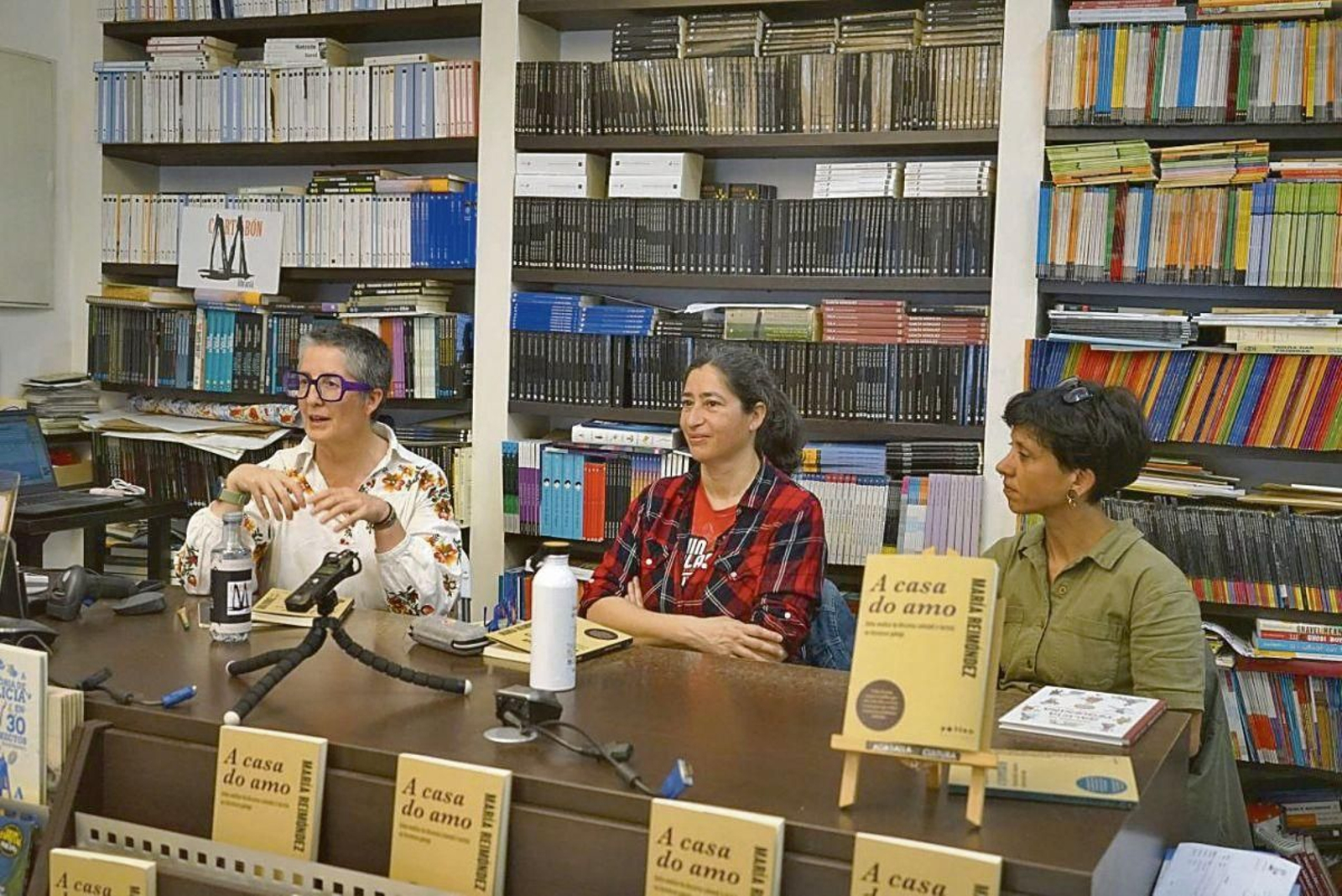María Reimóndez, con Susana Sanches y Aída Iglesias, el miércoles en Cartabón.