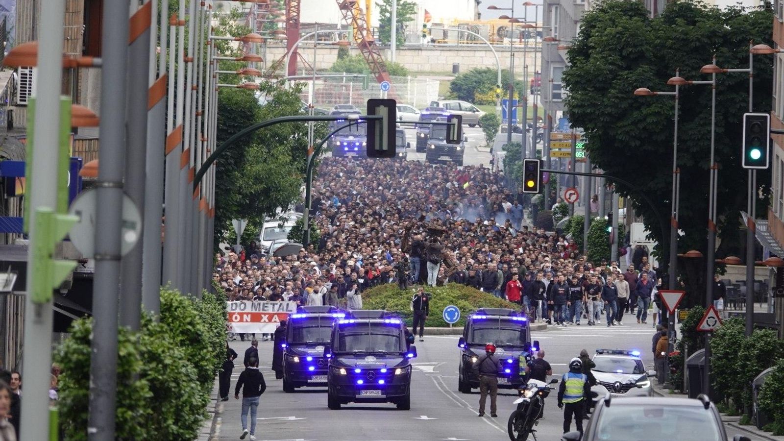 Los manifestantes a su paso por Praza da Industria bajo un amplio dispositivo policial.