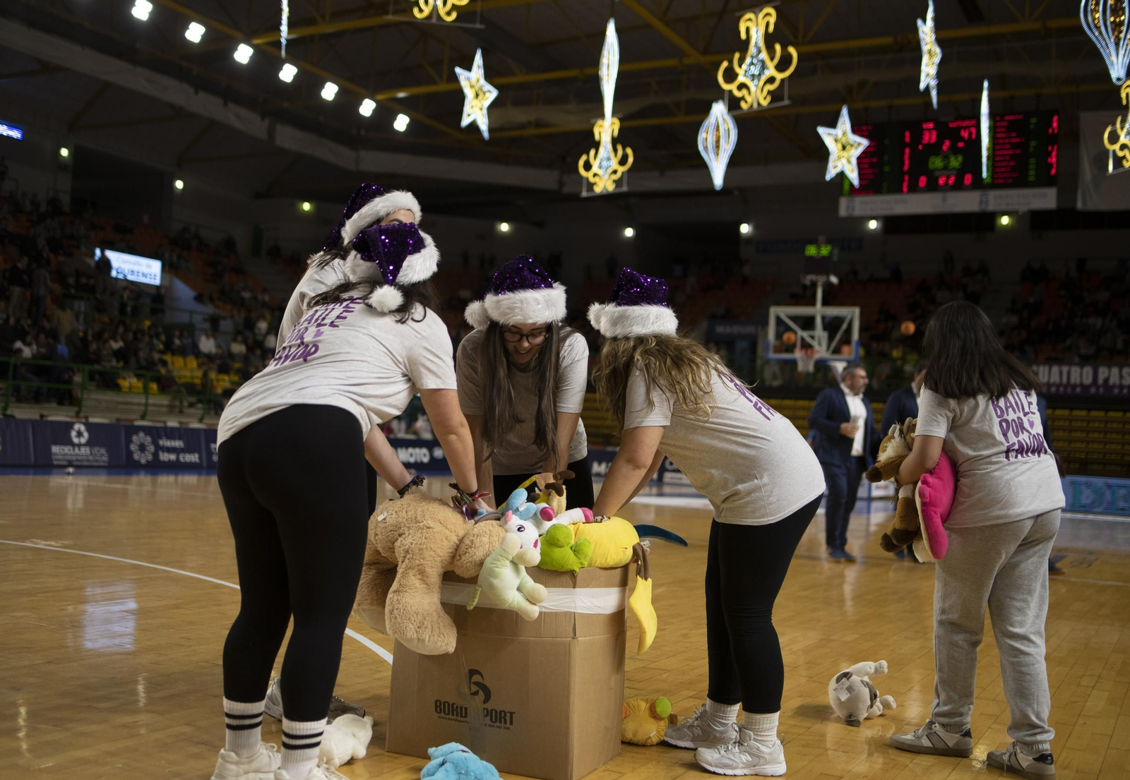 Galería | El Pazo se llena de Navidad en la primera derrota del COB como local