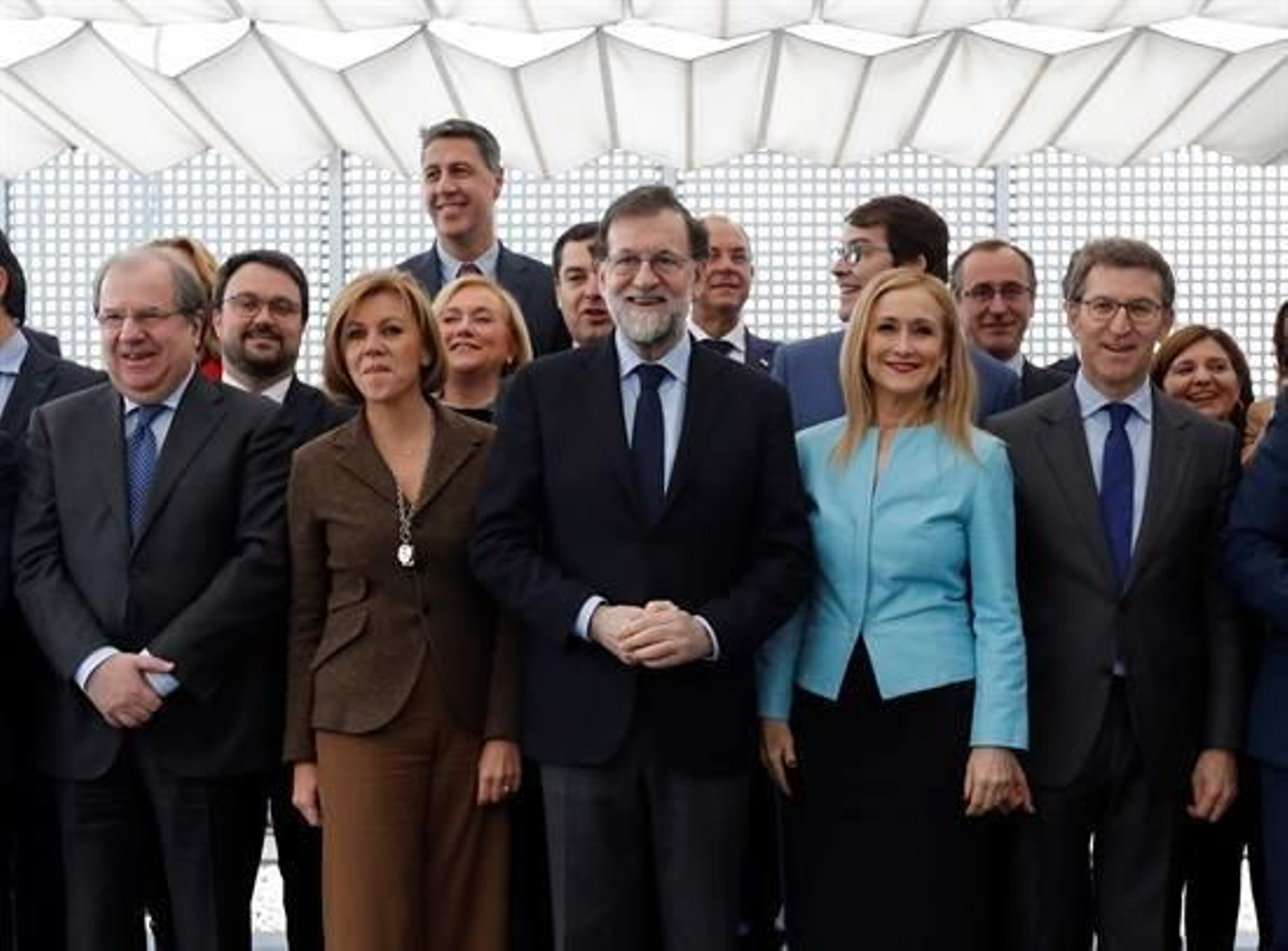 Cifuentes con Mariano Rajoy y otros cargos del PP en una reunión del partido celebrada este lunes (EFE).