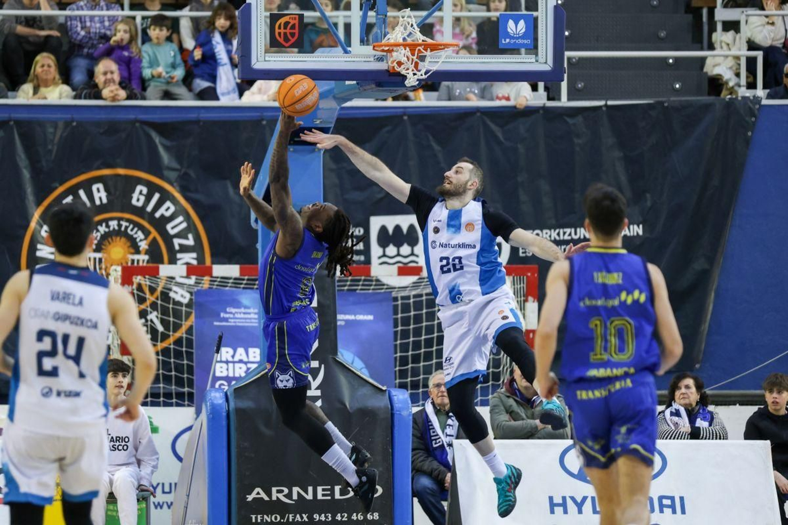 El jugador cobista Okanu trata de anotar ante la oposición de Korsantia.