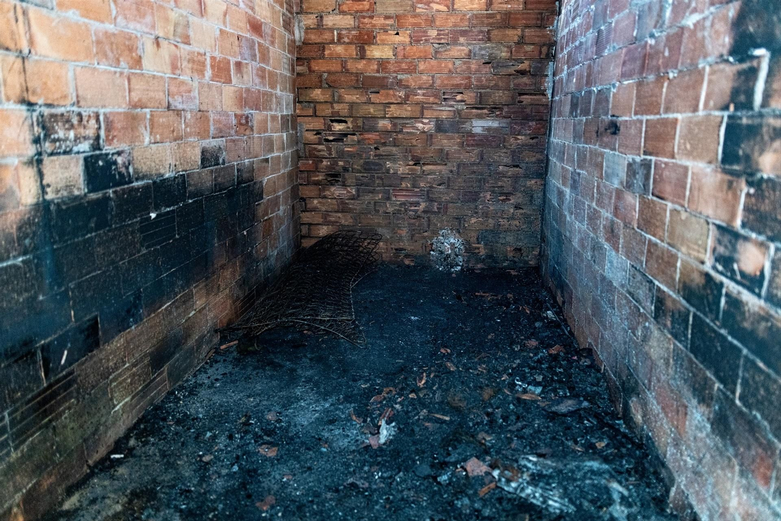 Interior del edificio incendiado, en Manlleu, Barcelona.