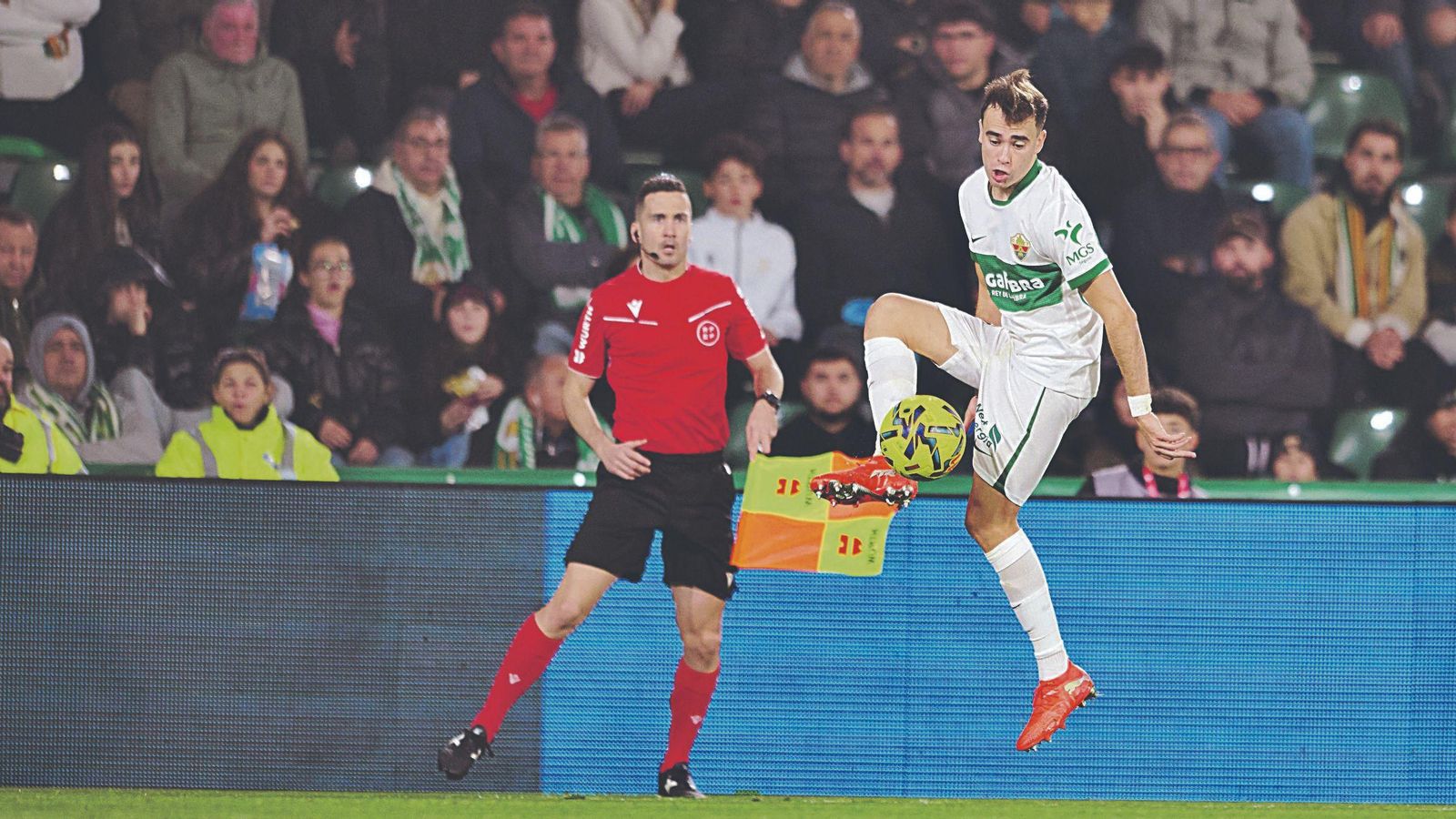 Álvaro Núñez trata de controlar el esférico en un partido de la presente campaña con el Elche.