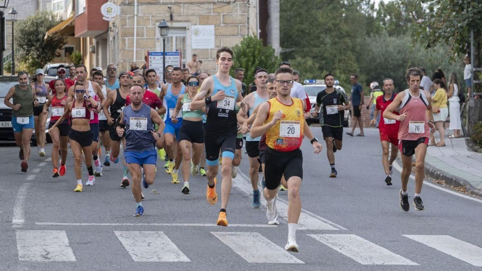Los atletas de la XXVII Popular de Cartelle, durante los primeros metros de la prueba, peleando por coger la mejor posición posible con mucho que recorrer todavía.