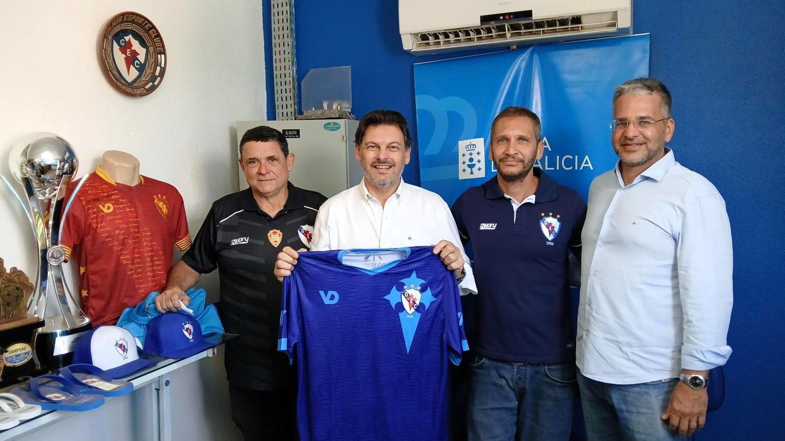 Miranda con la camiseta del Galicia Esporte Clube