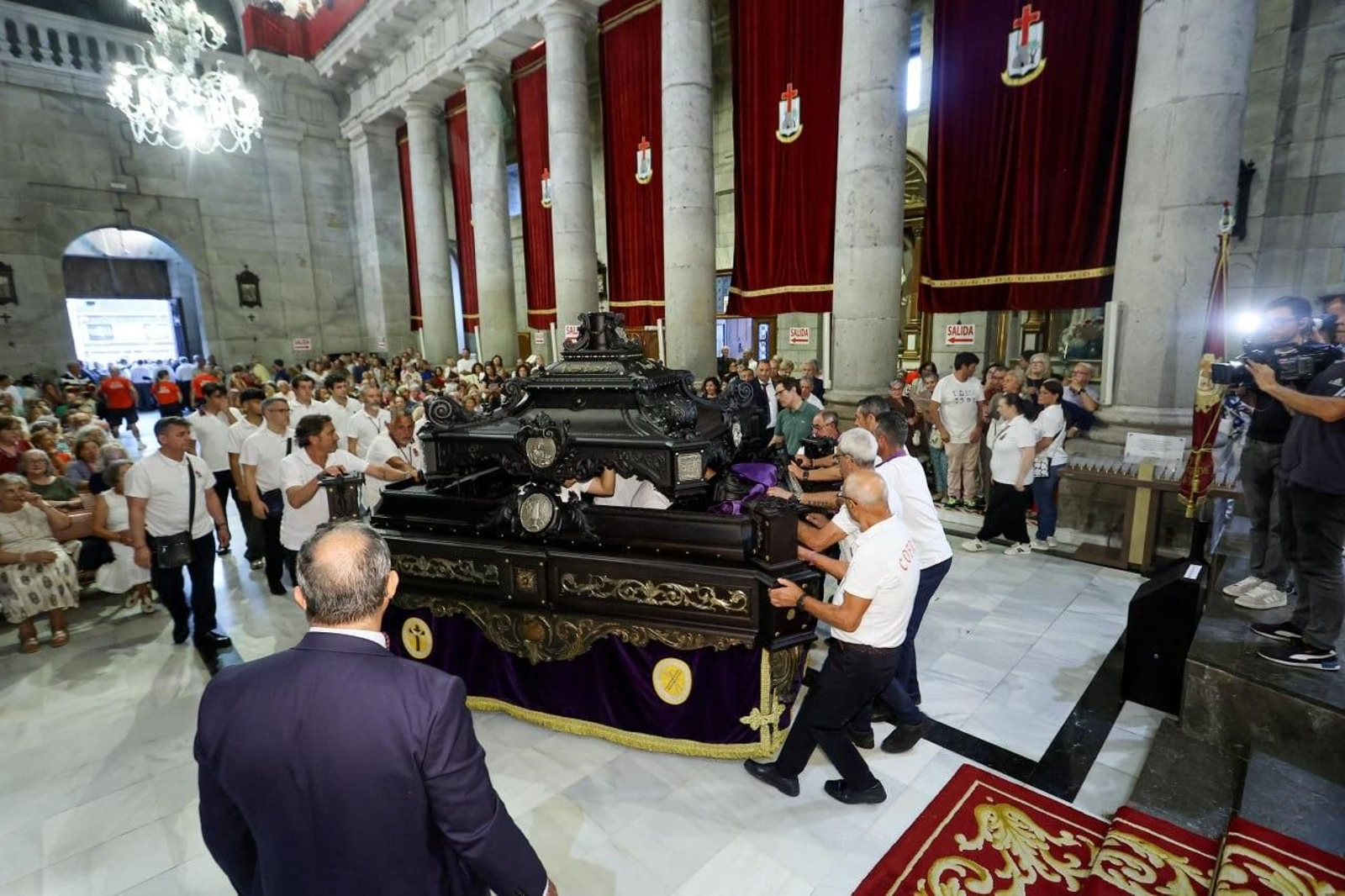 Galería | Vigo vive el pregón y el descendimiento del Cristo da Victoria