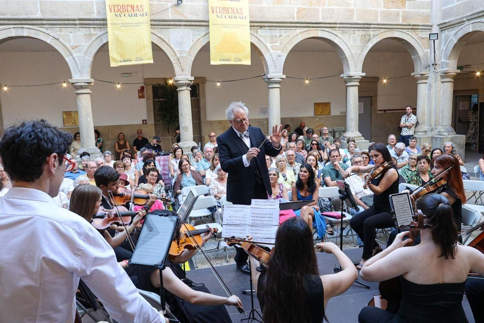 A Clásica interpretó su primer repertorio de Conciertos da Caridade en el claustro de San Francisco.