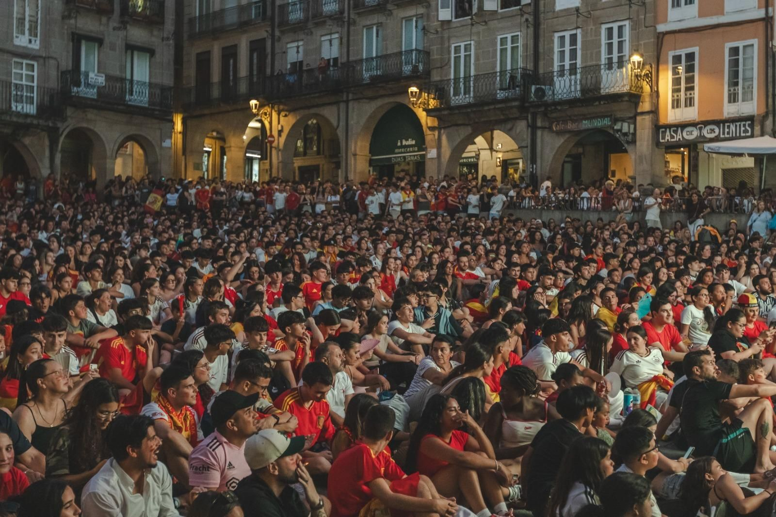 Galería | Camisetas, banderas y las calles de Ourense llenas de emoción por ver a España jugar los cuartos de final, en fotos