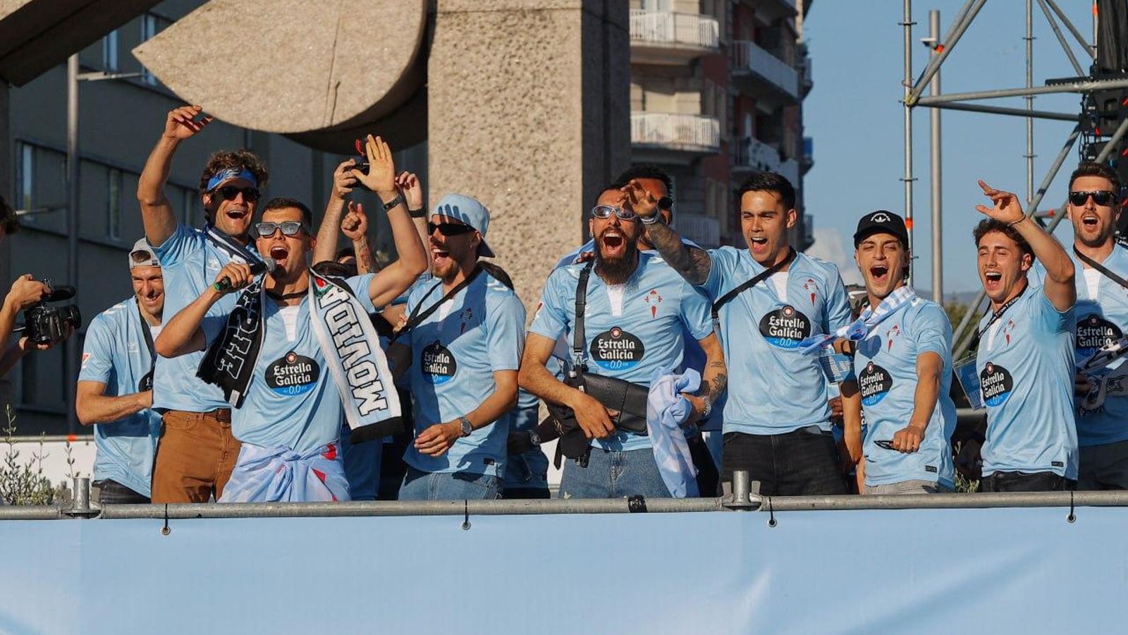 Galería | Fiesta celeste en Vigo por la vuelta del Celta a Europa