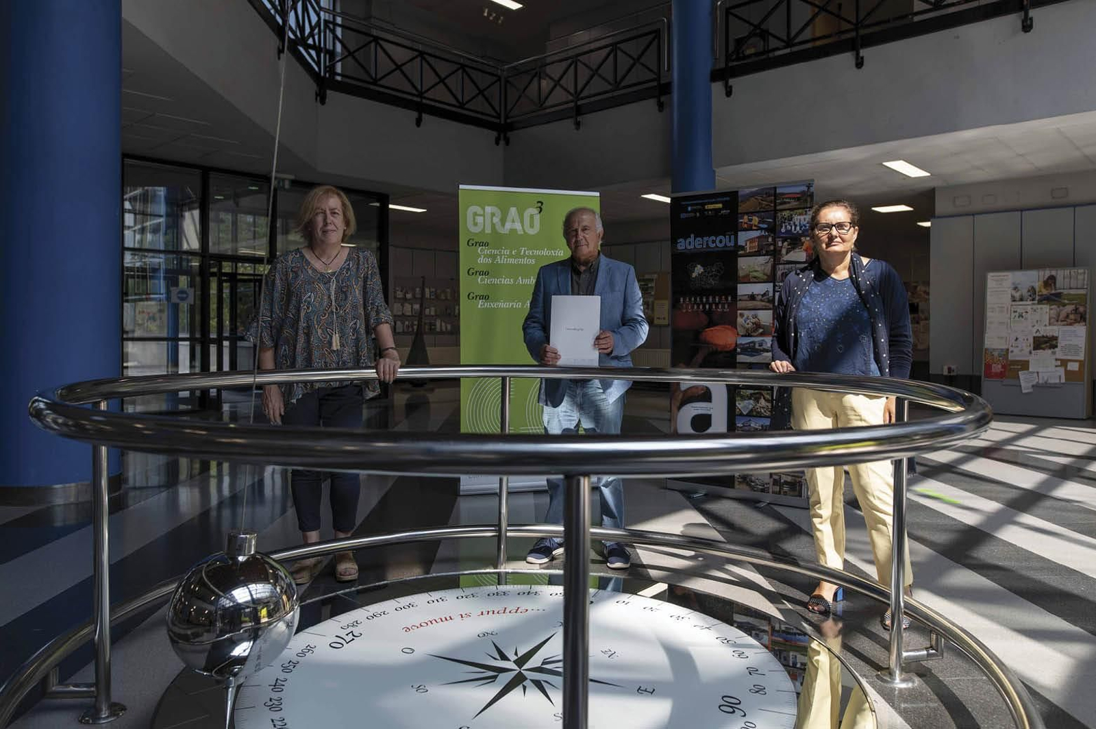 Inmaculada Franco, Manuel Seoane y Concepción Pérez, en el Campus.(Martiño Pinal)