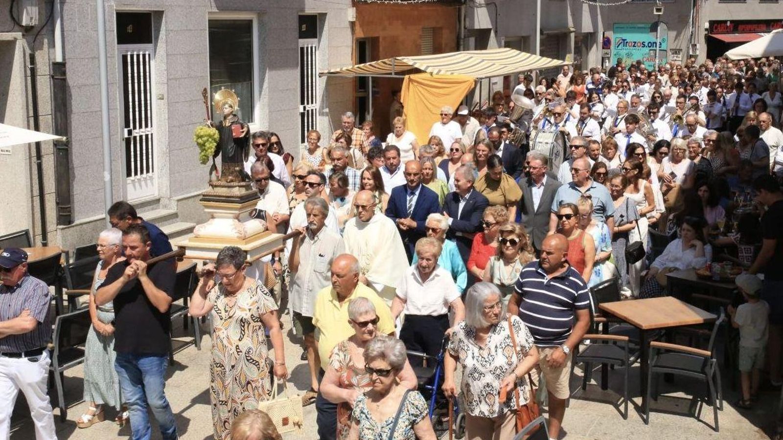 O barrio de San Bieito de Porriño acolleu a procesión do seu santo patrono, que percorreu as rúas levado en ombreiros.