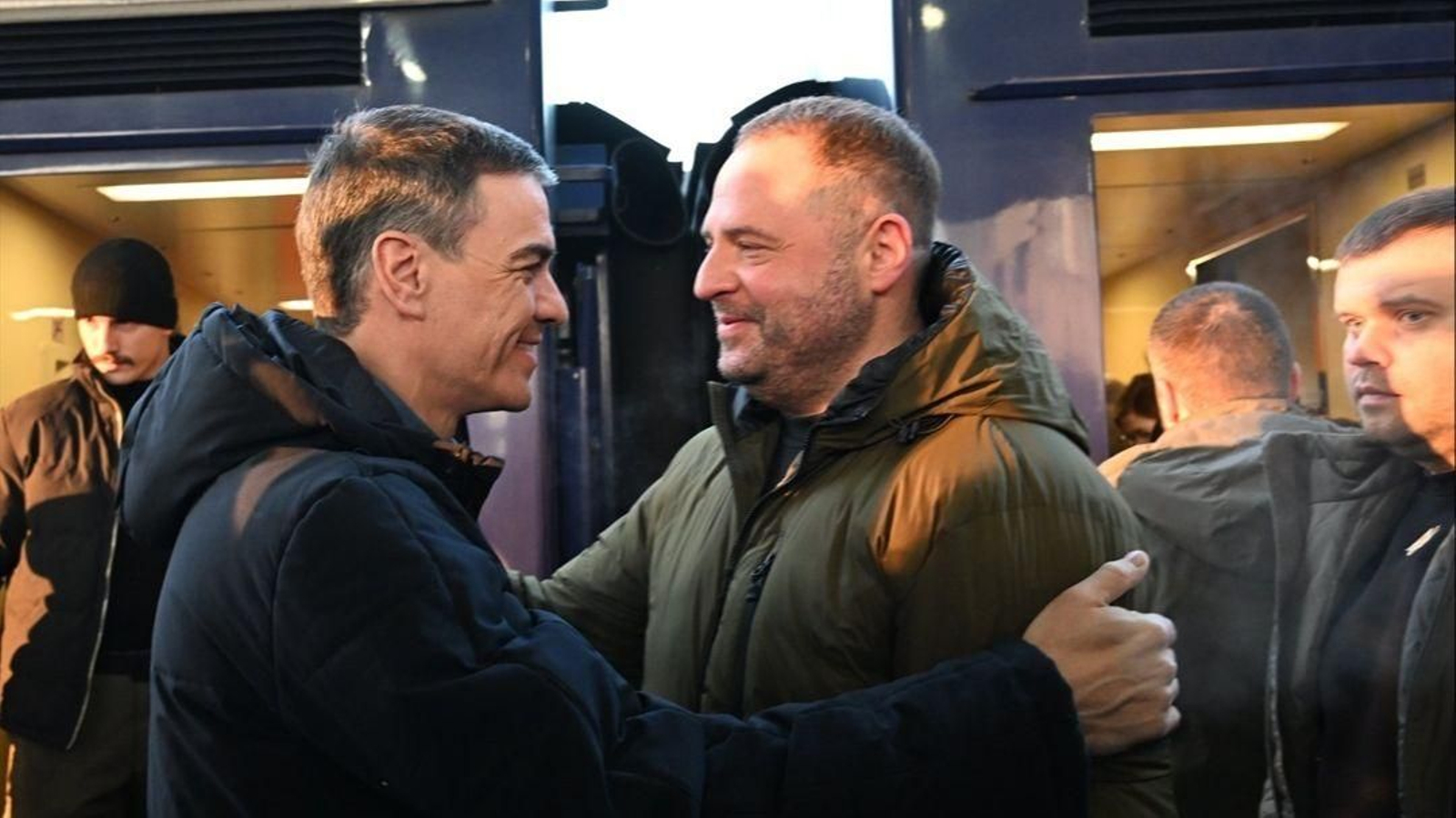 El presidente del Gobierno, Pedro Sánchez, recibido en Kiev por el jefe de la oficina presidencial ucrania, Andrí Yermak.