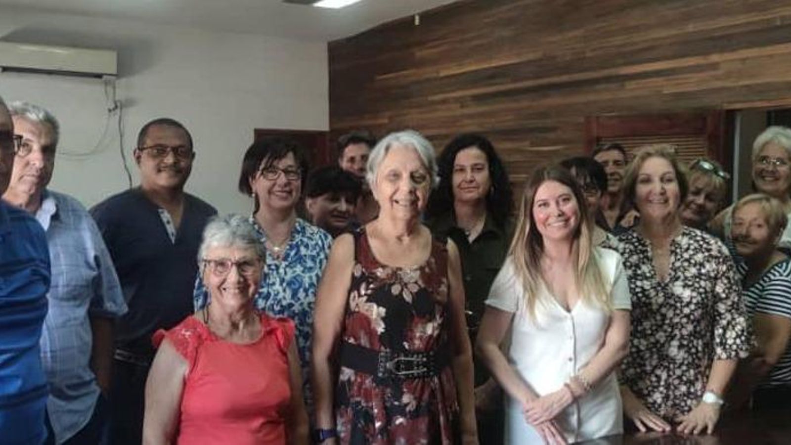 La directora general de Emigración durante su encuentro con los representantes de las asociaciones asturianas en Cuba