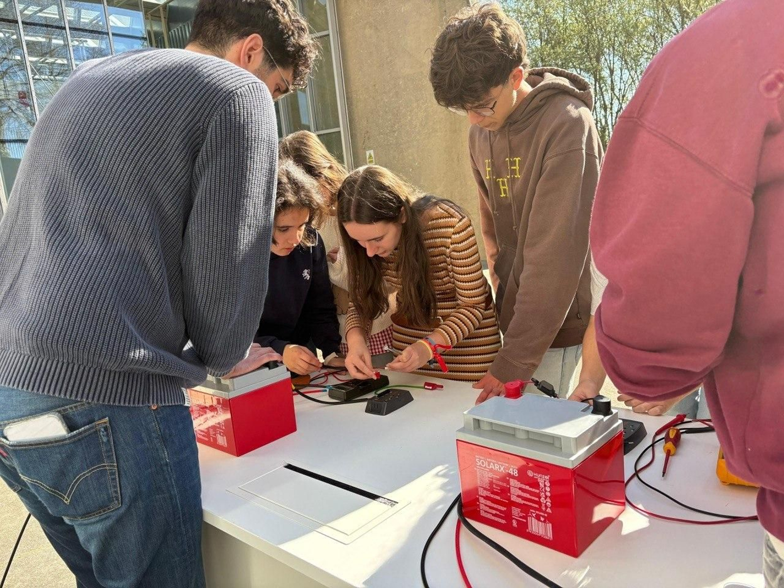 Alumnos del IES do Castro trabajan en una de las pruebas sobre sistemas energéticos.