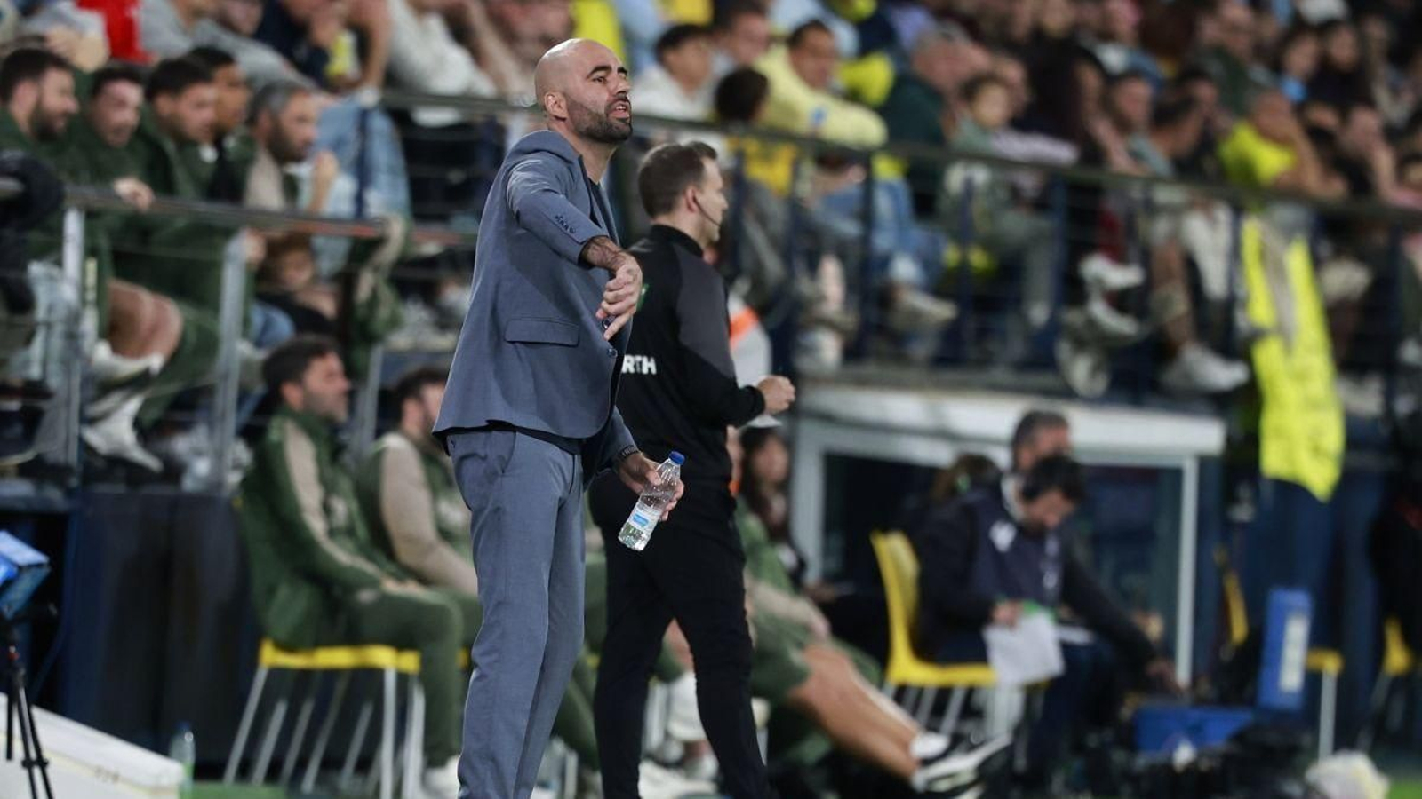 Claudio Giráldez gesticula en la banda durante el partido disputado ayer en La Cerámica.